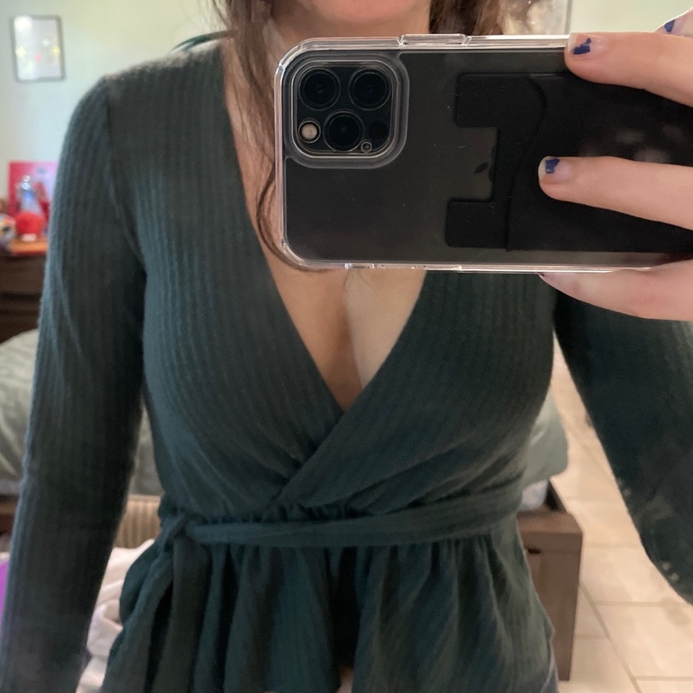 Super comfortable and cute green long sleeve!